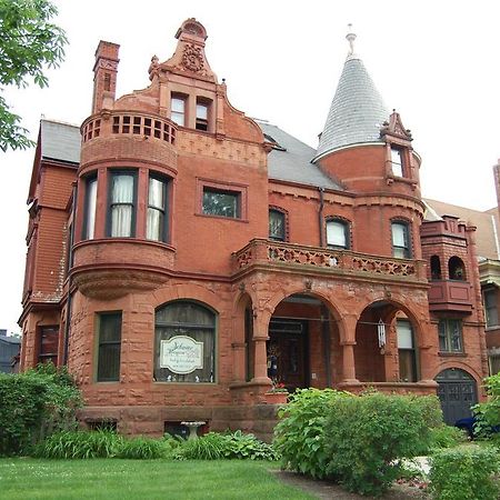 Schuster Mansion Bed & Breakfast Милуоки Екстериор снимка