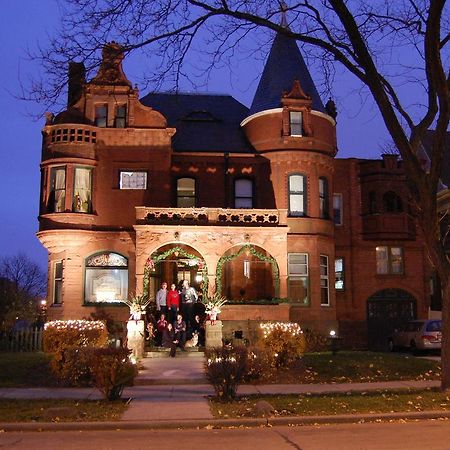 Schuster Mansion Bed & Breakfast Милуоки Екстериор снимка