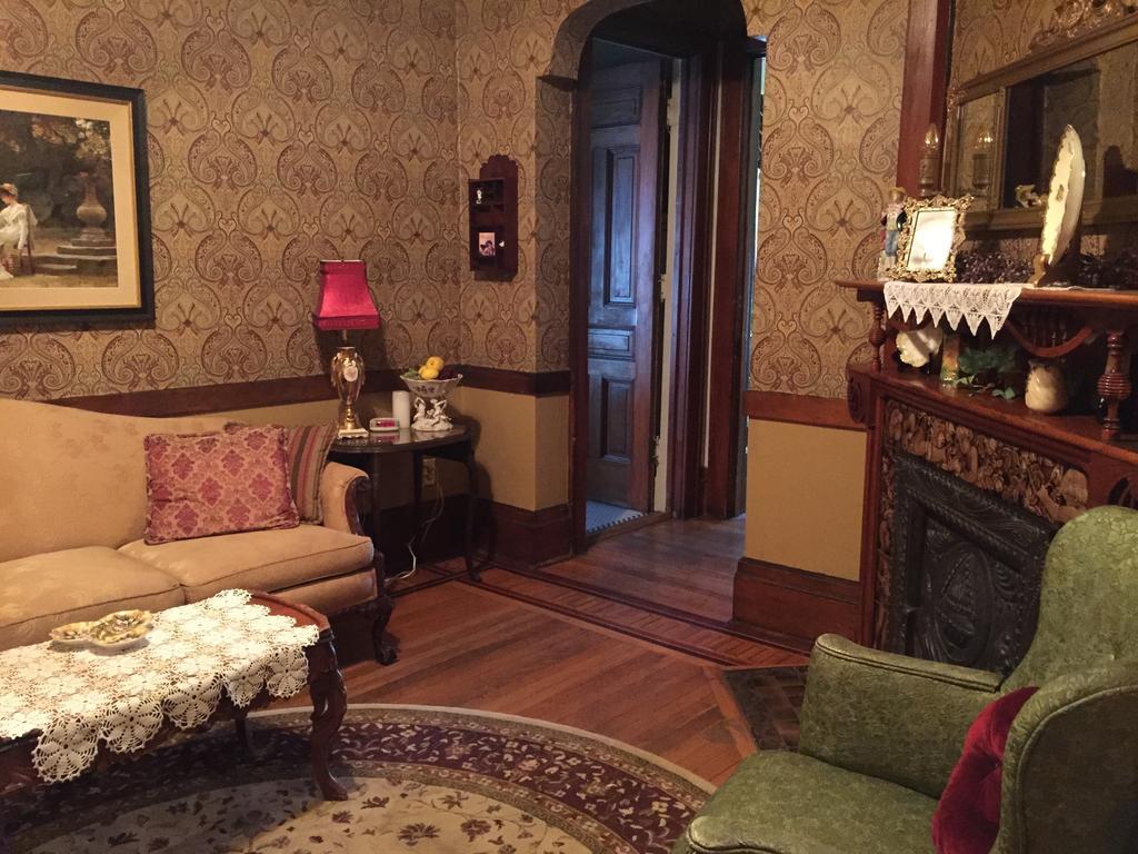 Schuster Mansion Bed & Breakfast Милуоки Стая снимка