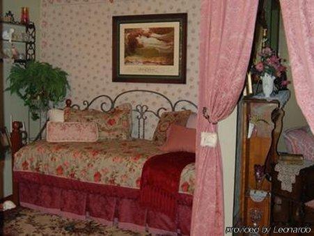 Schuster Mansion Bed & Breakfast Милуоки Стая снимка