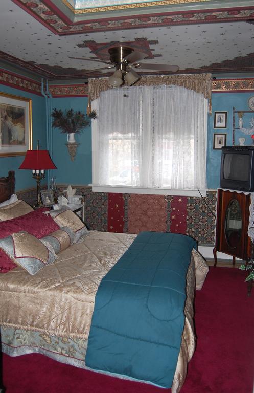 Schuster Mansion Bed & Breakfast Милуоки Стая снимка
