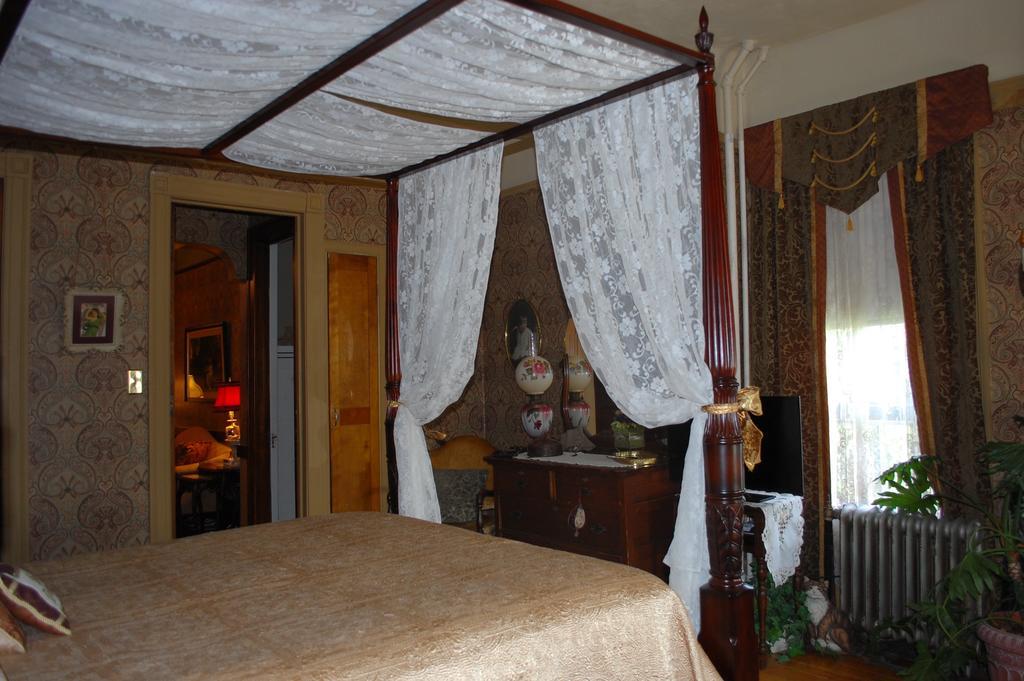 Schuster Mansion Bed & Breakfast Милуоки Стая снимка