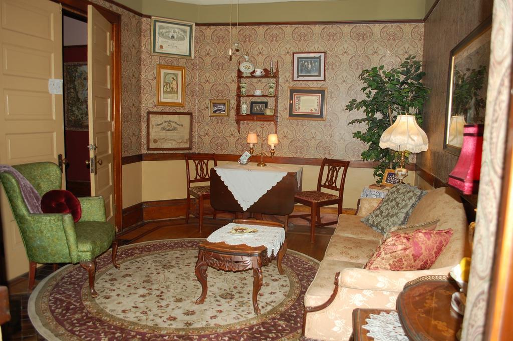 Schuster Mansion Bed & Breakfast Милуоки Стая снимка