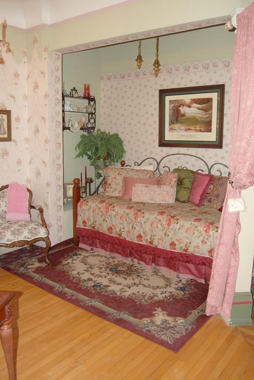 Schuster Mansion Bed & Breakfast Милуоки Стая снимка