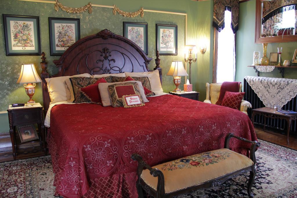 Schuster Mansion Bed & Breakfast Милуоки Стая снимка