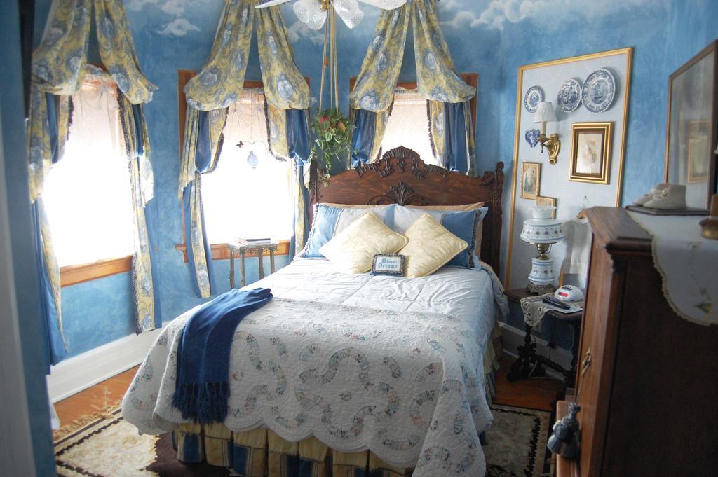 Schuster Mansion Bed & Breakfast Милуоки Стая снимка