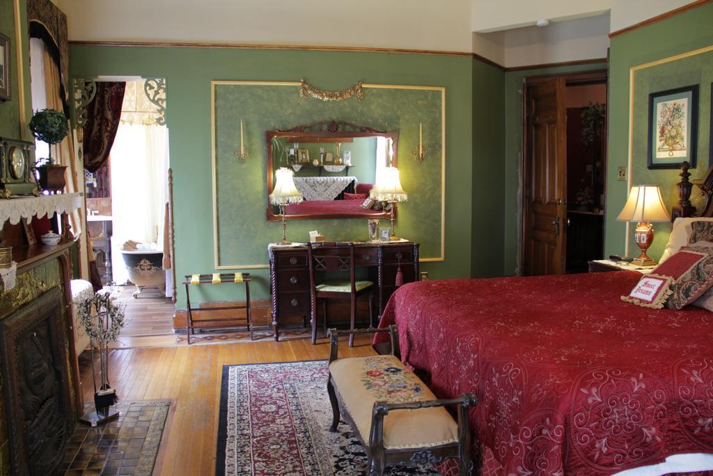 Schuster Mansion Bed & Breakfast Милуоки Стая снимка